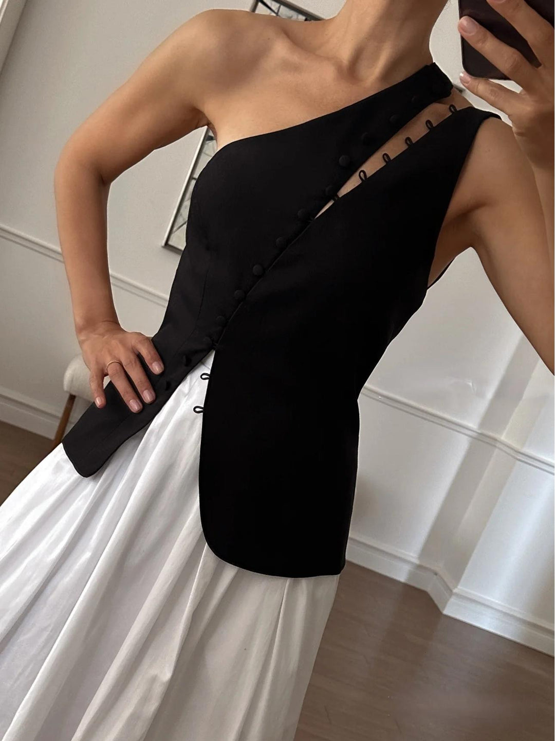 Diane | One-Shoulder Button Detail Top